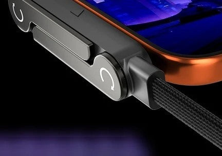 Embout coudé VOLTÉO branché sur le côté d'un smartphone