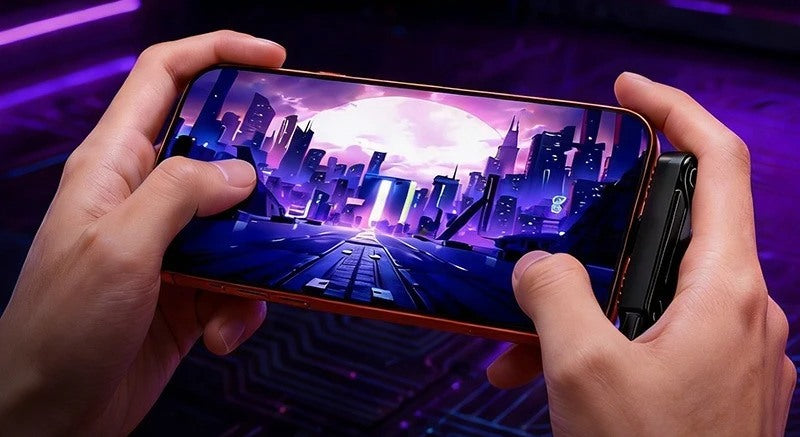 Partie de jeu sur smartphone tenu à deux mains, câble VOLTÉO coudé branché