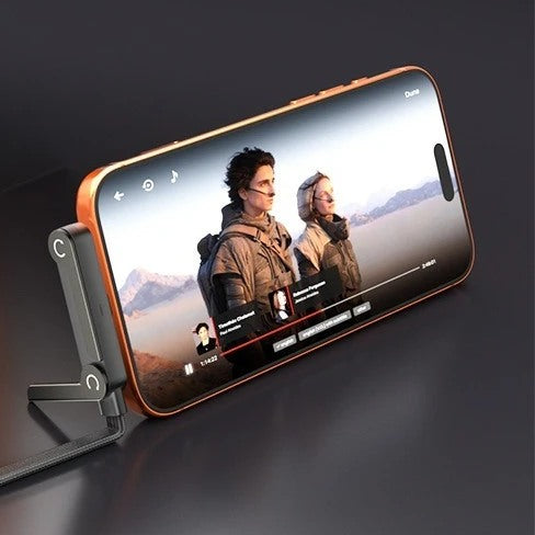 Smartphone posé en mode paysage sur le support VOLTÉO pendant la recharge